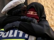 Запрет на никаб: Фото объятий полицейской и мусульманки стало вирусным в Дании