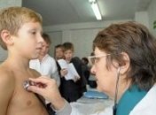 В школах Украины возобновят обязательный медосмотр детей