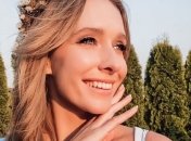 Катя Осадча показала бездоганний літній образ у сорочці з принтом