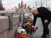 Глава МИД Британии возложил цветы на месте убийства Немцова