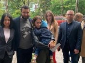 Родители мальчика, удерживаемого в посольстве Дании, договорились о будущем сына