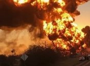 В Техасе грузовик столкнулся с поездом, перевозившим нефтепродукты: очевидцы засняли масштабный взрыв (видео)