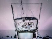 Кто пьет воду по утрам, тот поступает мудро: целебные свойства обычной воды