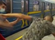 "Откуда вы такие беретесь?!" В метро Киева мужчину избили и заставили надеть маску (видео)