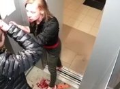 В РФ парень с девушкой устроили драку в лифте, а затем вернулись отмывать его от крови (видео)