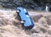 В Пакистане наводнение снесло свадебный автобус