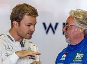 "Отец и сын": чемпионы Формулы-1 Росберги посоревновались на трассе (Видео)