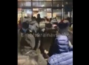 В Днепре пенсионеры устроили давку в АТБ из-за подарков: видео вызвало обсуждение в сети 