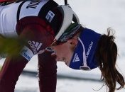 Российская биатлонистка сломала руку, глянув на тренера