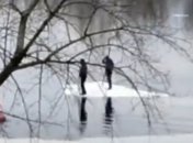 Кто с удочками, а кто в трусах: дрейфующие на льдинах "мамонтята" в Киеве развеселили сеть (видео)