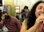 Лолита спела на станции метро в коротких шортах (Видео)