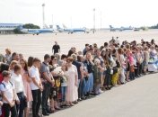 В "Борисполе" со слезами и аплодисментами встретили освобожденных украинцев (Видео)