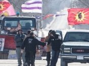 Протесты коренных народов в Канаде: полиции пришлось вмешаться (Видео)