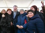 Порошенко в толпе снял шапку с девушки: видео