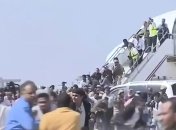 Были слышны перестрелки: в аэропорту Адена в Йемене произошел взрыв (видео)