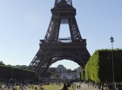 Обезопасить от террористических атак: Эйфелевую башню собираются оградить