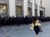 Под зданием ВР проходят митинги, полиция усилила охрану