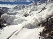 Снежная угроза: В Карпатах сегодня сохраняется опасность схождения лавин