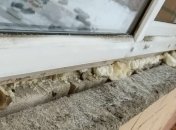 Просто добавьте монтажную пену под отлив окна