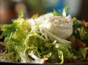 Салат фризе с яйцом пашот и беконом