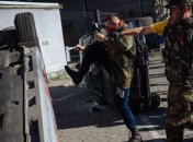 У здания посольства РФ в Киеве убирают разбитые автомобили