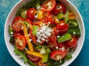 Этот салат станет вашим любимым этим летом (изображение создано с помощью ИИ)