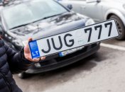 Українці отримали право на безмитне ввезення машин