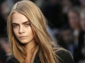 Модель Кара Делевинь порвала отношения с певицей Энни Кларк