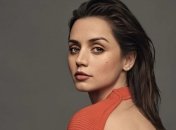 Красный фон и проницательный взгляд: Ана де Армас снялась для обложки Vogue