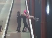 В Днепре на мосту девушку спасли за мгновения до самоубийства: ЧП попало на видео