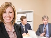 Офисная жизнь у женщин ярче, но дороже