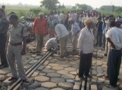 В Индии поезд врезался в школьный автобус, есть жертвы