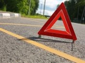 Перевернутая грузовая машина заблокировала трассу 