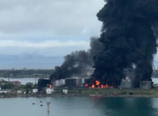 Нефтебаза сильно пылает