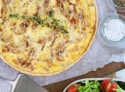 Пирог с карамелизированным луком – это традиционное французское блюдо