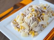 Простий, але ситний та смачний салат із сухариками та куркою