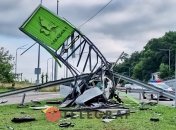 Автомобіль влетів у вивіску перед АЗС у Києві