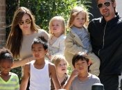 Анджелина Джоли и Брэд Питт наняли каждому ребенку по няне