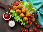 Сырные шарики вкусно есть с соусом