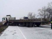 Микроавтобус врезался в грузовик на Полтавщине: погиб водитель