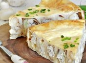 Рецепт дня: блинный пирог "Улитка" с курицей, грибами и сыром