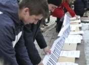 Молодежь провела флешмоб против "пианистов-кнопкодавов"