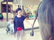 Певица Даша Астафьева оседлала слона 