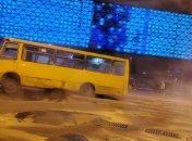 Прорыв трубы возле столичного ТРЦ: что происходит на месте аварии 