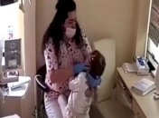 Била ребенка головой о кушетку: видео и подробности скандала вокруг ровенского стоматолога