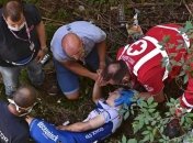 Велогонщик упал с моста: видео страшного инцидента