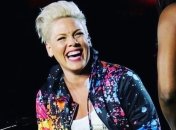 Певица Пинк примерила жакет украинского бренда