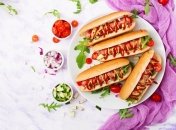 Вкусный и сытный хот-дог с крабовыми палочками