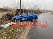 Машина врезалась в забор.