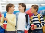 Как общение с одноклассниками влияет на вашего ребенка